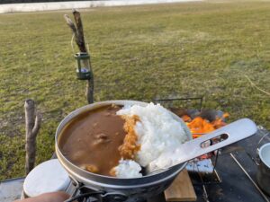 カレー皿として使うDUG「焚火缶」