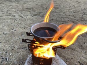 実験した燃料でコーヒーを飲む