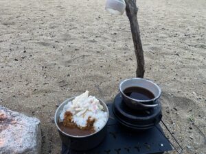 海で食べるカレー