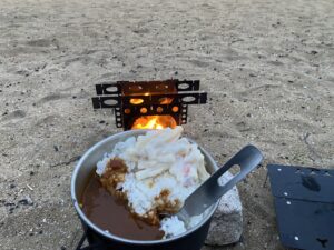 海で食べるカレー