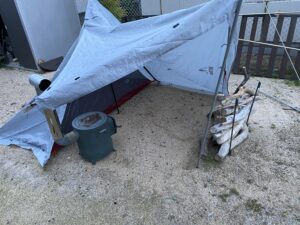 薪ストーブを使うワンポールテント