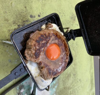 目玉焼きハンバーグを作る