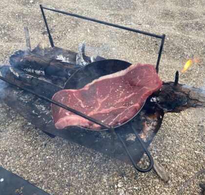 フライパンでステーキを焼く！