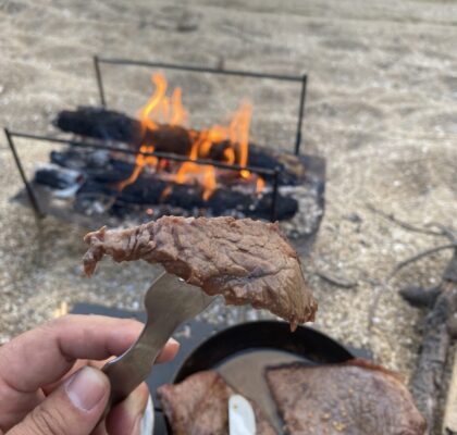 焚火で焼くステーキ！