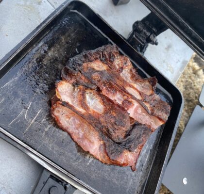 ベーコンを焼く