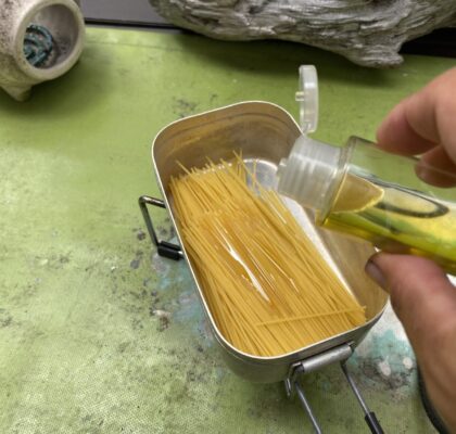 オリーブオイルとパスタを絡めておく