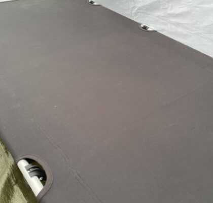 雨のテントのコットの上