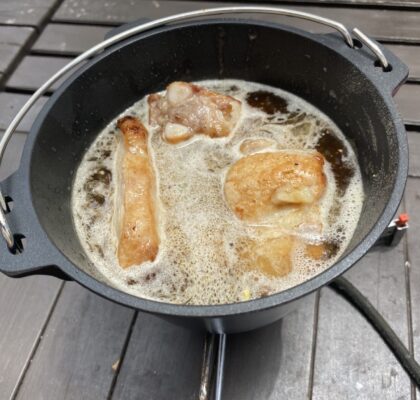 煮込むスペアリブ