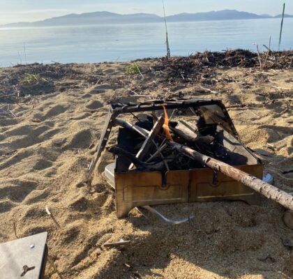 焚火をするキャンパー