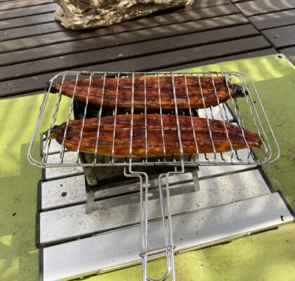 うなぎを焼く炭焼き一番