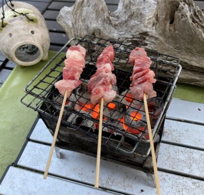 牛串を焼く