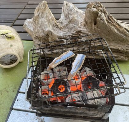 秋刀魚を炙る