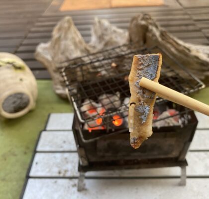 秋刀魚のお造りを炙る