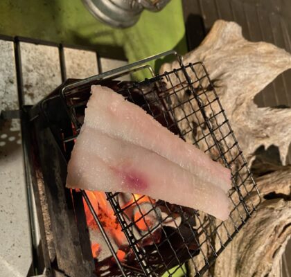 鱧を炭火で焼く