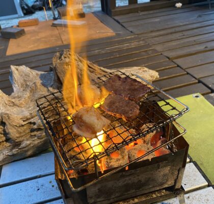 炎が上がる炭火焼き