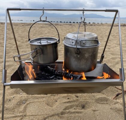 クッカーを吊るして調理する