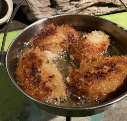 カキフライを揚げる