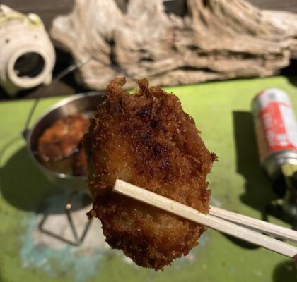 カキフライを揚げる