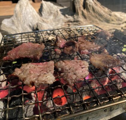 焼肉を焼く