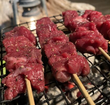 牛串を焼く