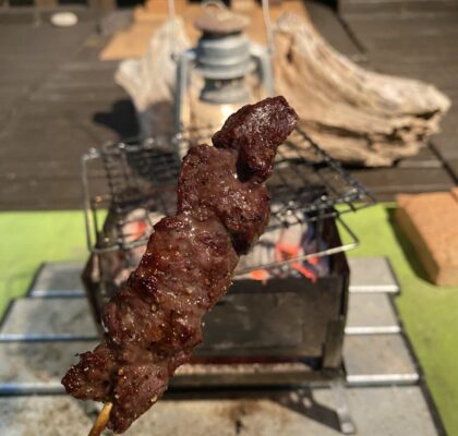牛串を焼く