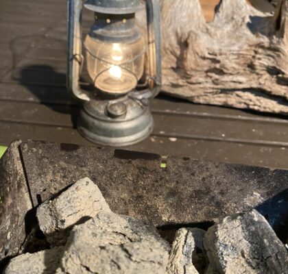 ランタンを灯して火を熾す