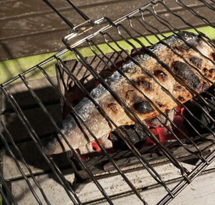 鯖を焼き上げる