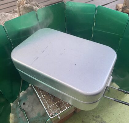 メスティンで調理を擦る様子。トランギアはテフロン加工していないメスティン