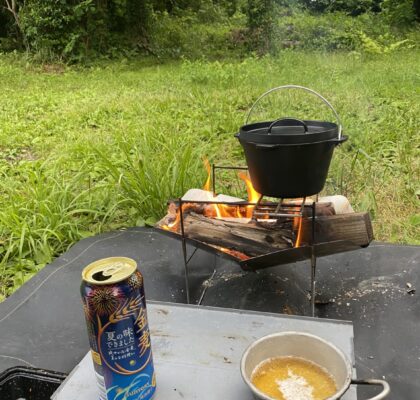 ダッチオーブンを火にかける。アルミなのでメンテナンスが簡単