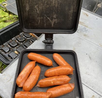 ウィンナーをバウルーで炒める。私のキャンプ飯の原点