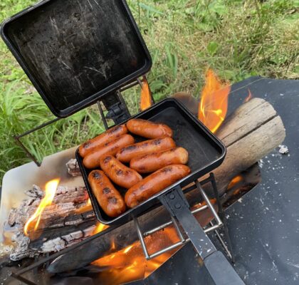 ウィンナーが焼き上がる。ちょっと弾けるくらいが好み。