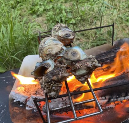 ロストルにサザエを置いて焼く