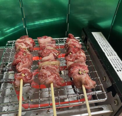 網焼き機で牛串を焼く