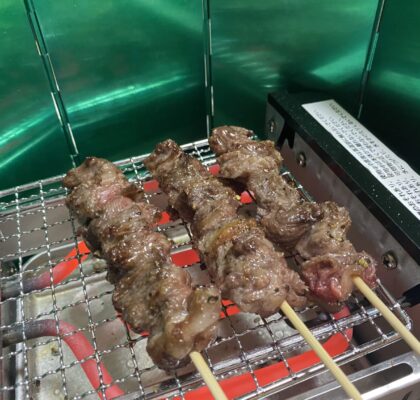牛串が焼き上がる。電気網焼き機の火力も悪くない
