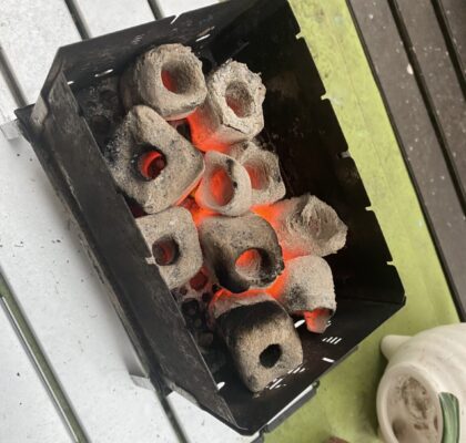 ますます温度が合がる炭の火起こし。