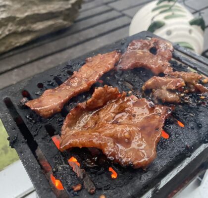 炭火を熾すと肉は必須かも