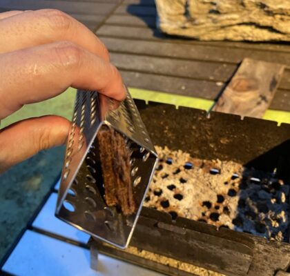 着火剤を入れたメタル薪。少し入りづらい。