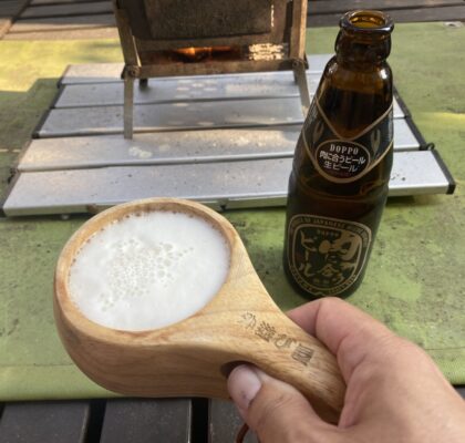 火を熾しながらビールを飲む