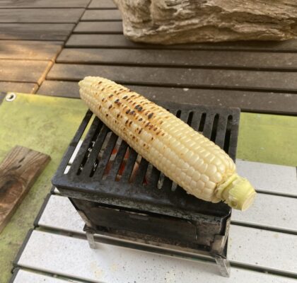 トウモロコシを焼く