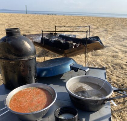 沸かした湯でお茶を入れる