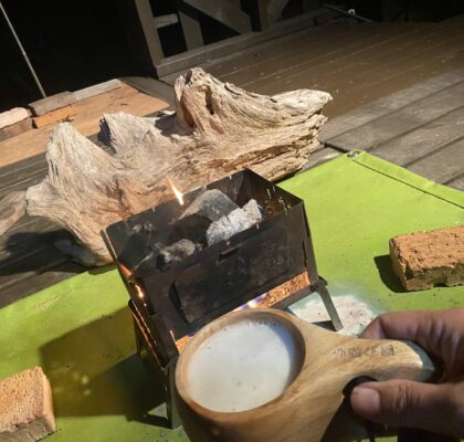 火をおこしながらビールを飲む