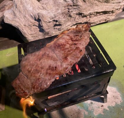 肉を焼き上がる