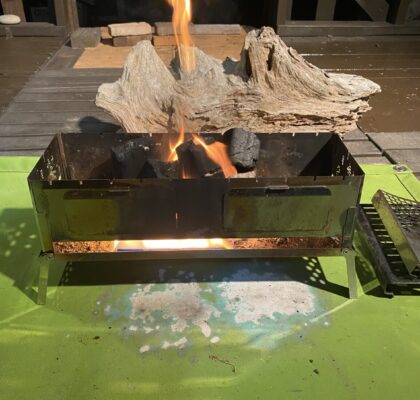 炎を上げる炭火代