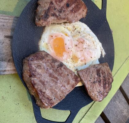 ステーキと目玉焼き